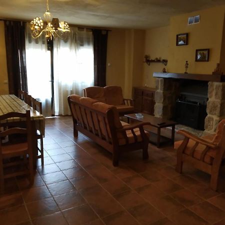 Viv. De Uso Turistico Fuente El Tejo - Casa Ana Villa Burgohondo Buitenkant foto